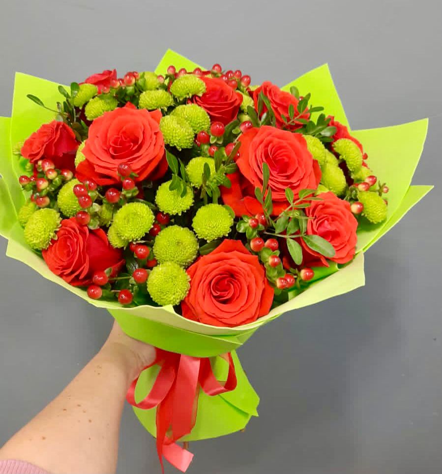 Букет цветов из: Хризантемы и Розы в Малое Карлино