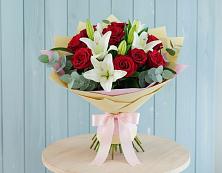 Букет цветов из:  Лилии и Розы в Малое Карлино