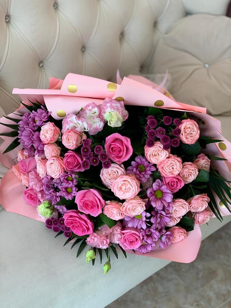 Букет цветов из: Хризантемы, Розы и Лизиантусы в Малое Карлино