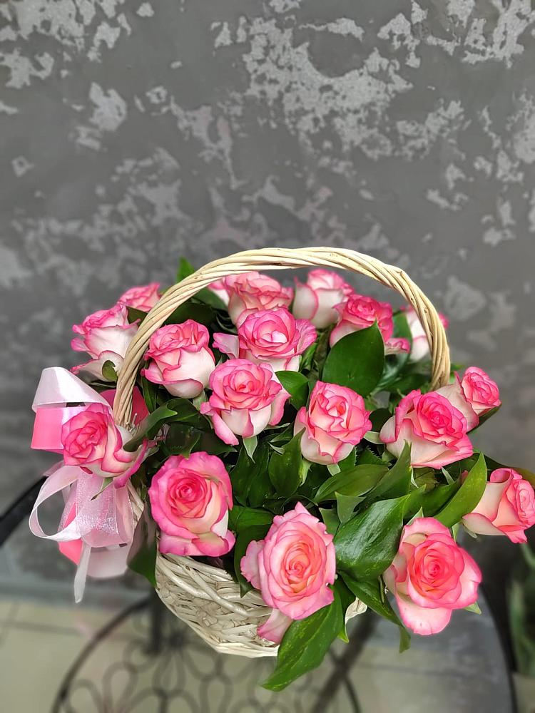 Цветочная композиция из Розы в корзине в Малое Карлино