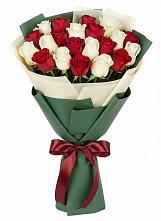 Букет Микс из красных и белых роз в Малое Карлино