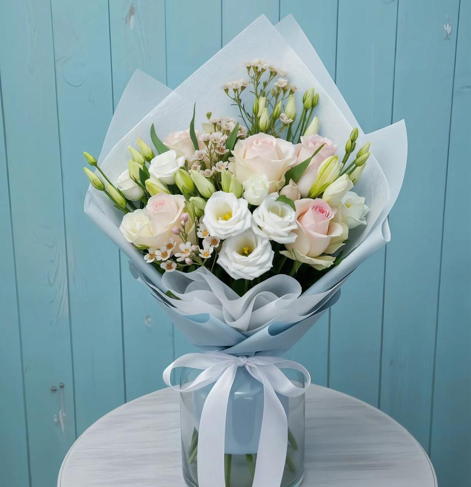 Букет цветов из: Розы и Лизиантусы в Малое Карлино