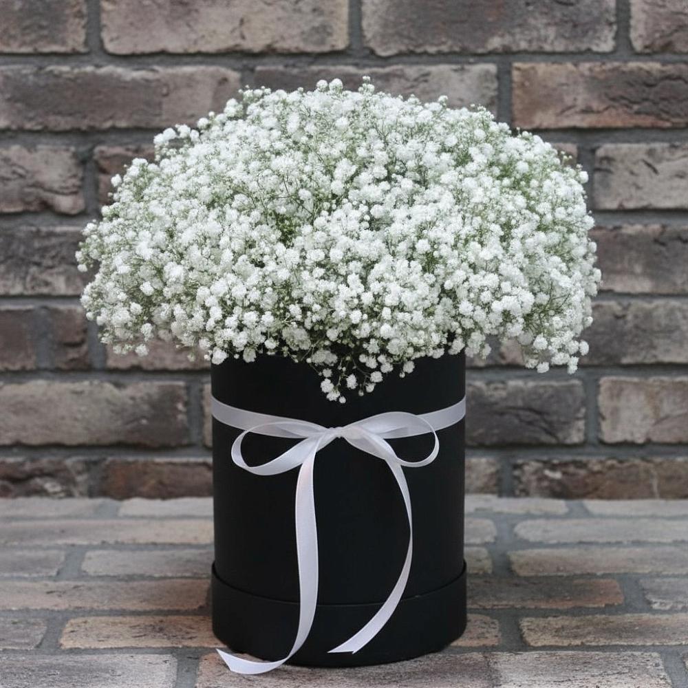 Цветочная композиция из Гипсофила в шляпной коробке в Малое Карлино