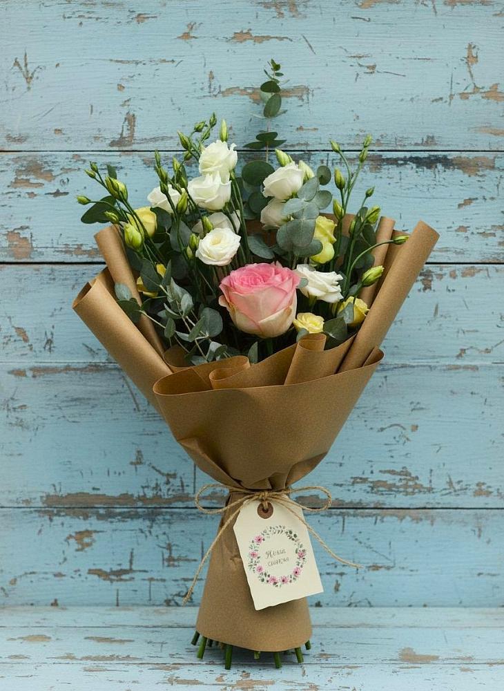 Букет цветов из: Розы и Лизиантусы в Малое Карлино