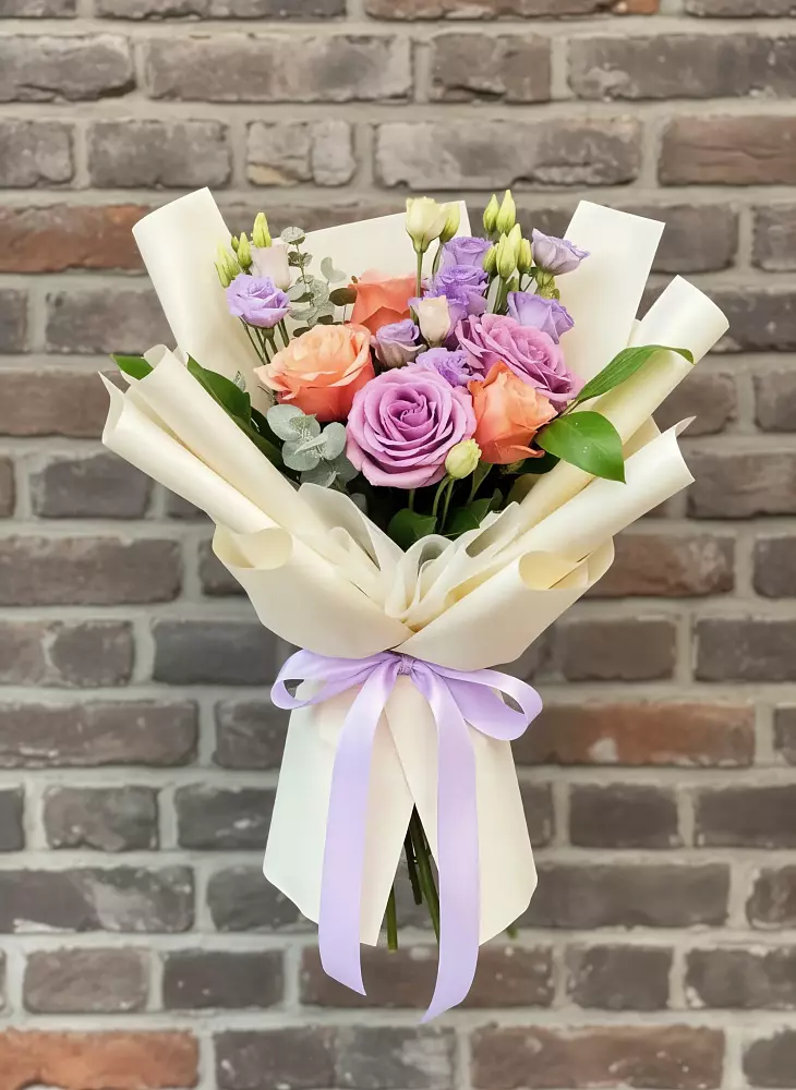 Букет цветов из: Лизиантусы и Розы в Малое Карлино