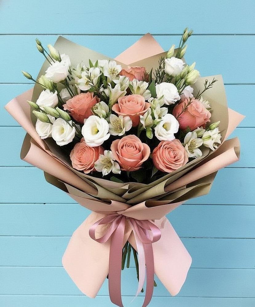 Букет цветов из: Розы, Альстромерии и Лизиантусы в Малое Карлино