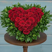 Цветочная композиция из Розы в виде сердца в Малое Карлино