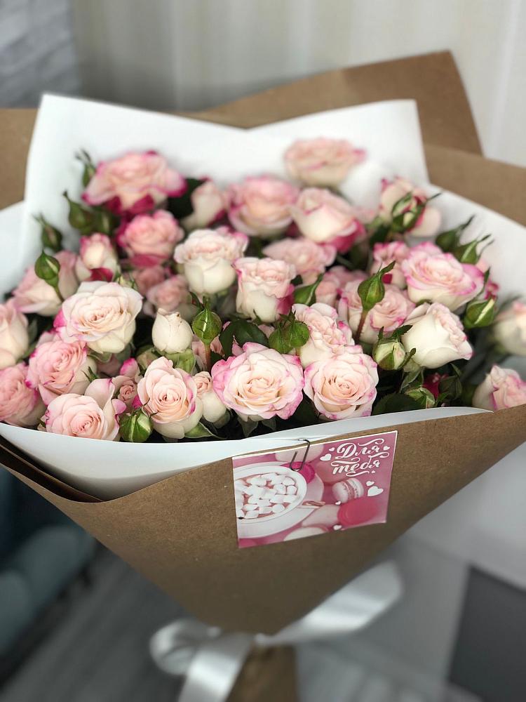 Букет цветов из: Розы в Малое Карлино