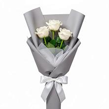 Букет 3 белые розы в Малое Карлино