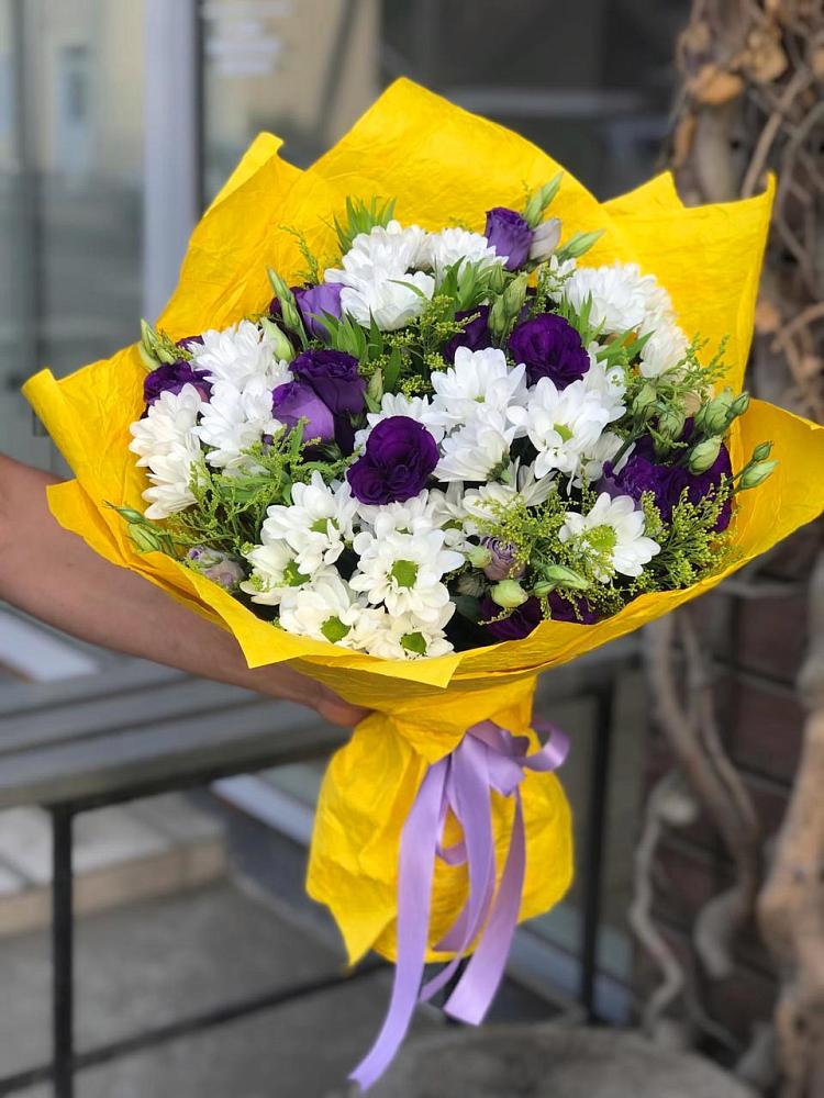 Букет цветов из: Ирисы, Хризантемы и Ромашки в Малое Карлино