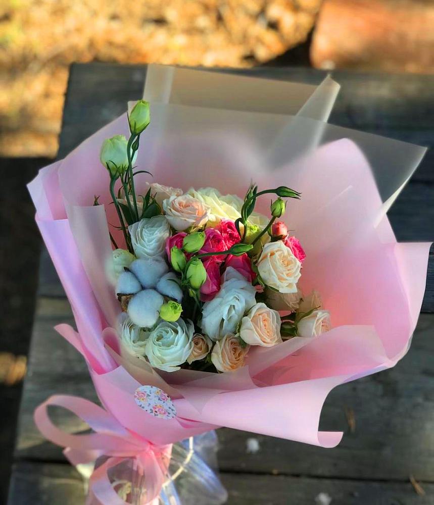 Букет цветов из: Розы и Лизиантусы в Малое Карлино