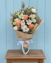 Букет цветов из:  Альстромерии, Лизиантусы, Розы и Хризантемы в Малое Карлино