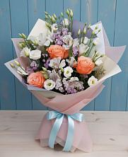 Букет цветов из:  Лизиантусы, Розы, Альстромерии и Гипсофила в Малое Карлино