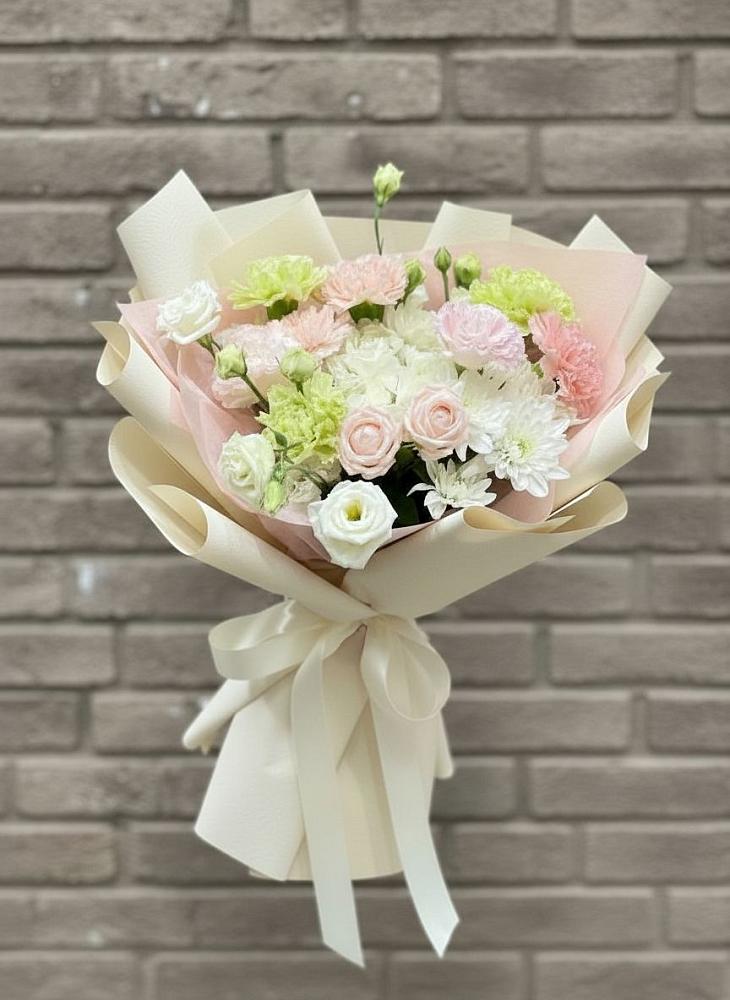 Букет цветов из: Гвоздики, Розы, Лизиантусы и Хризантемы в Малое Карлино