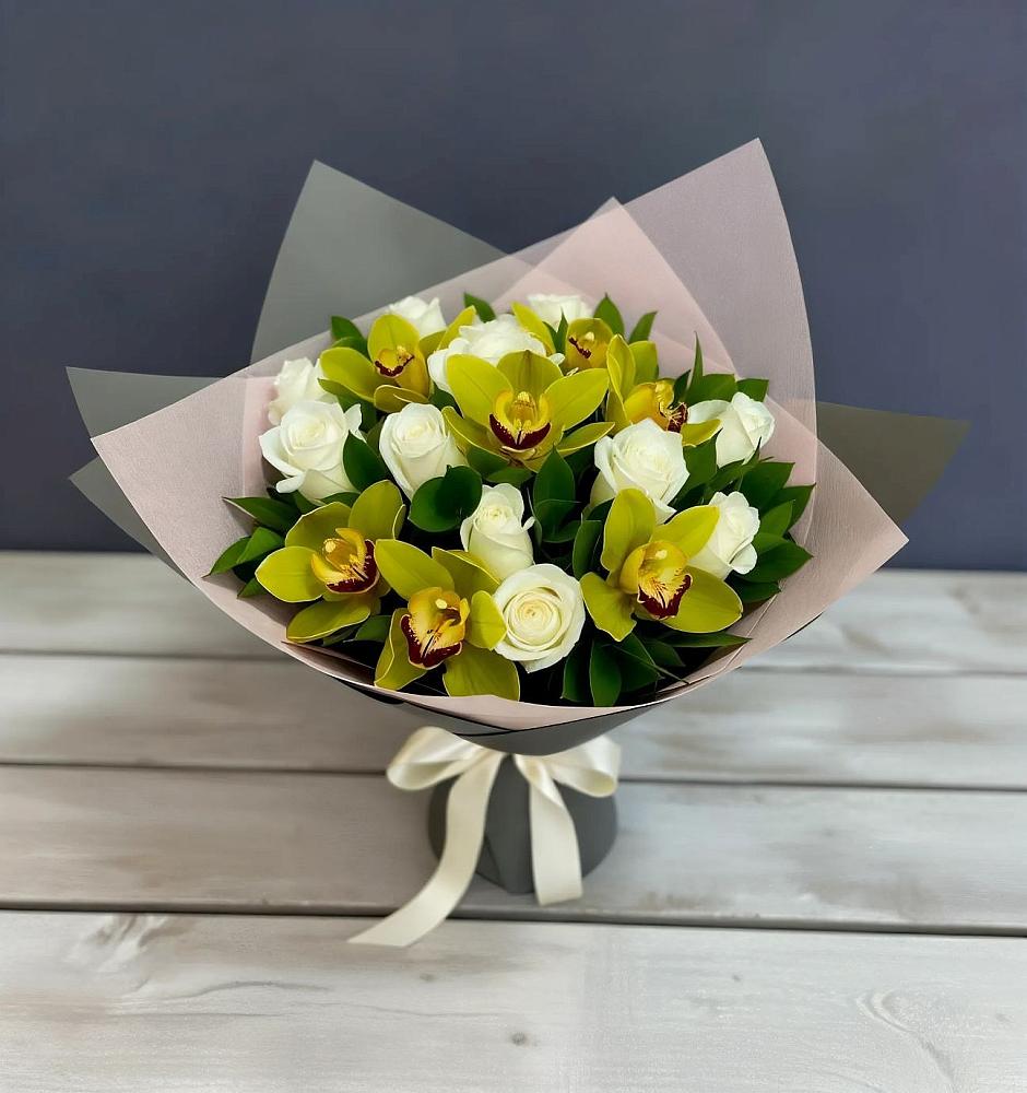 Букет цветов из: Орхидеи и Розы в Малое Карлино