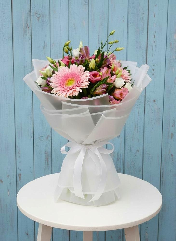 Букет цветов из: Герберы, Альстромерии и Лизиантусы в Малое Карлино