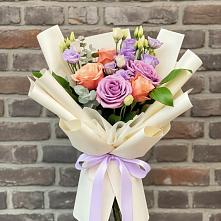 Букет цветов из:  Лизиантусы и Розы в Малое Карлино