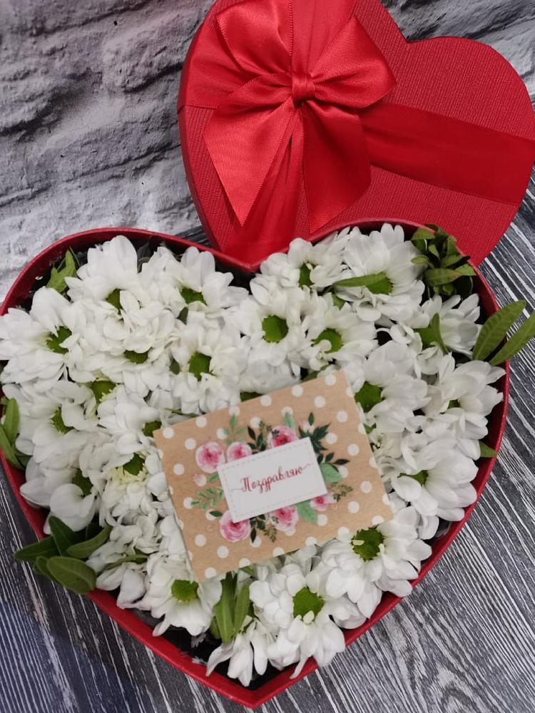 Цветочная композиция из Хризантемы в виде сердца в Малое Карлино