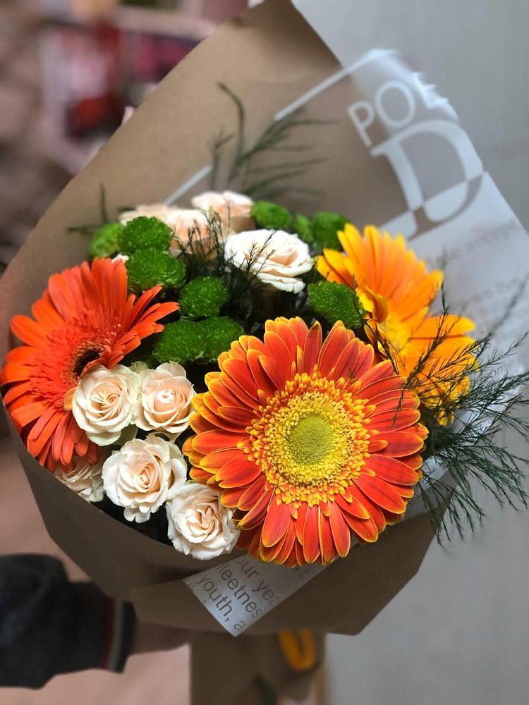Букет цветов из: Герберы, Хризантемы и Розы в Малое Карлино
