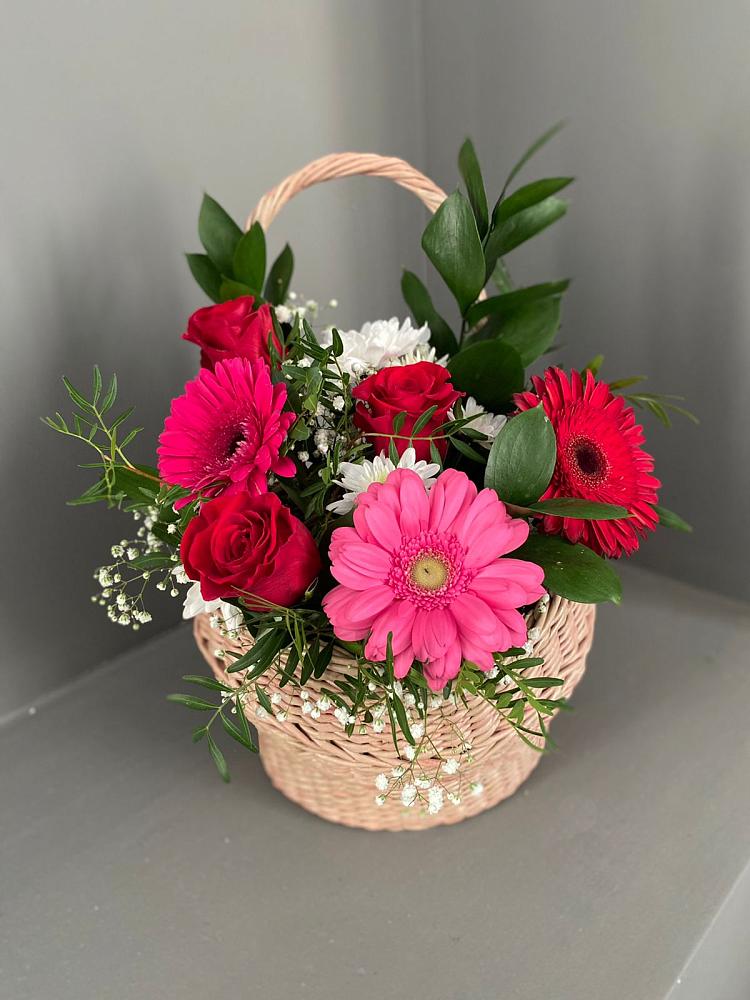 Цветочная композиция из Розы, Хризантемы и Герберы в корзине в Малое Карлино
