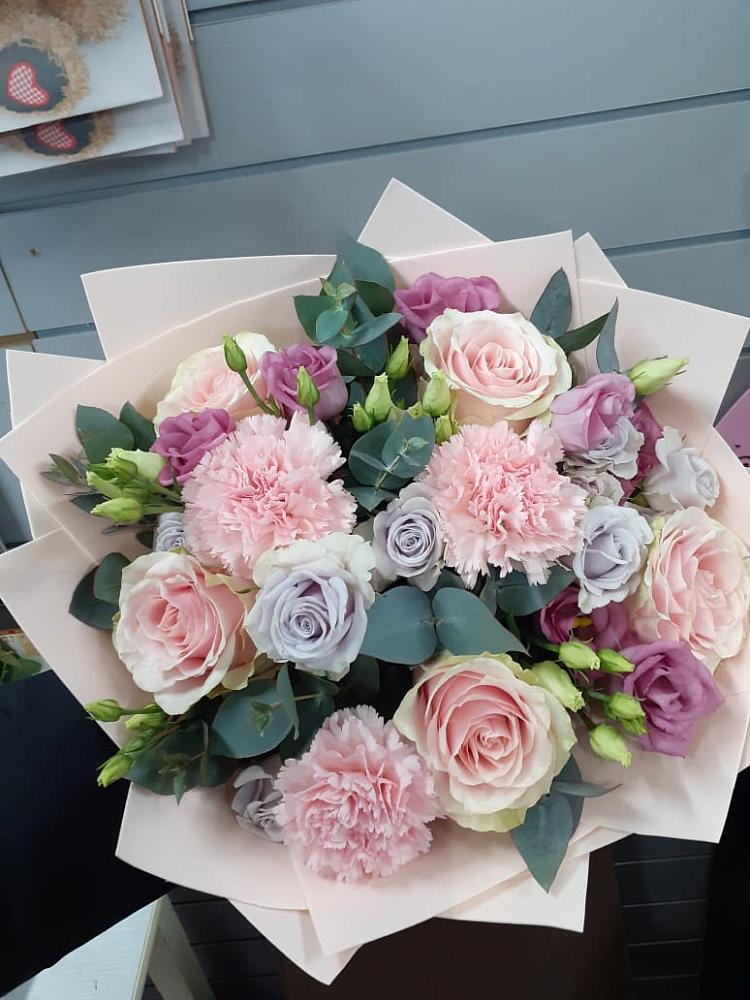 Букет цветов из: Розы, Гвоздики и Лизиантусы в Малое Карлино