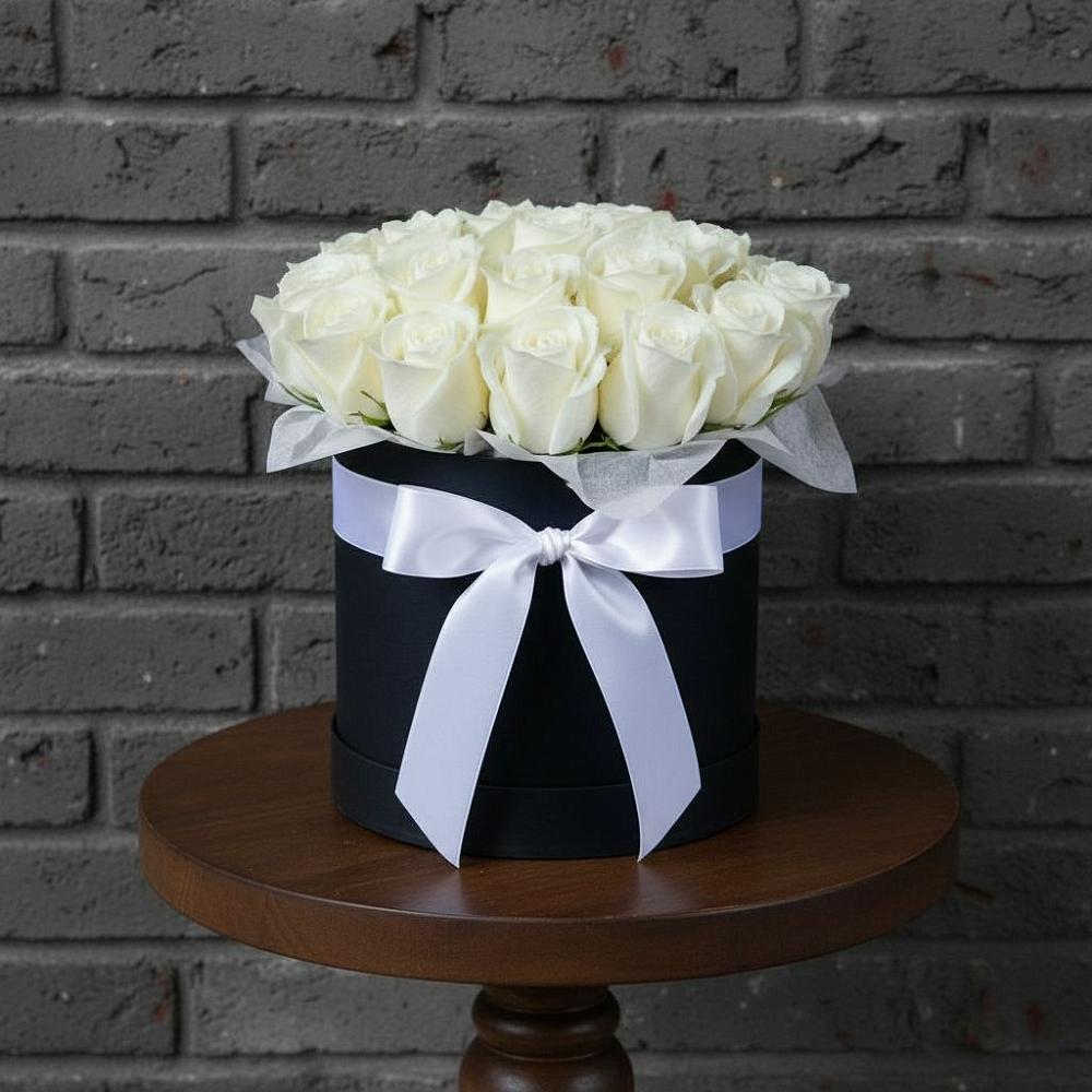 Цветочная композиция из Розы в шляпной коробке в Малое Карлино