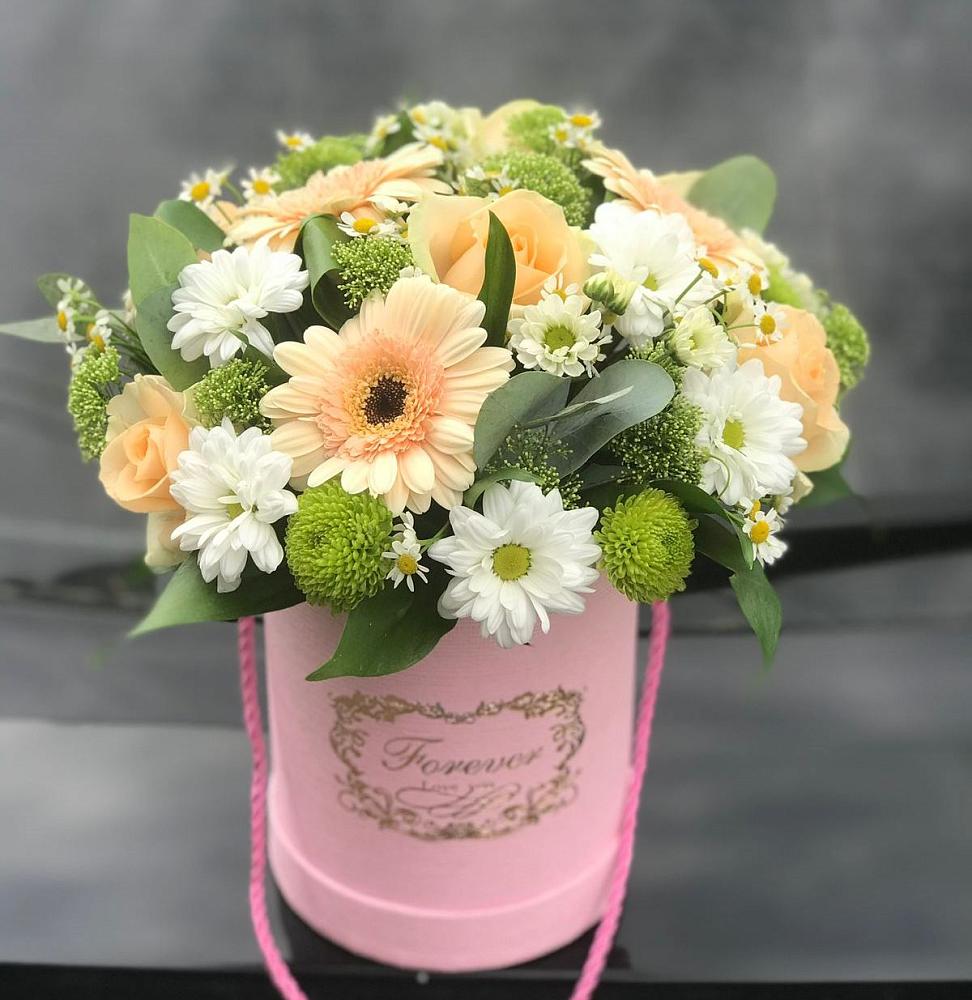 Цветочная композиция из Розы, Герберы и Хризантемы в шляпной коробке в Малое Карлино