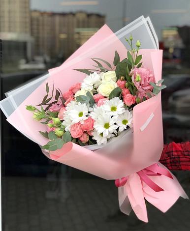 Букет цветов из: Розы, Лизиантусы и Хризантемы в Малое Карлино