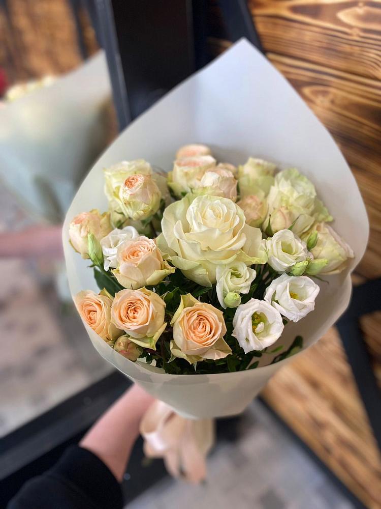 Букет цветов из: Розы и Лизиантусы в Малое Карлино