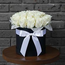 Цветочная композиция из Розы в шляпной коробке в Малое Карлино