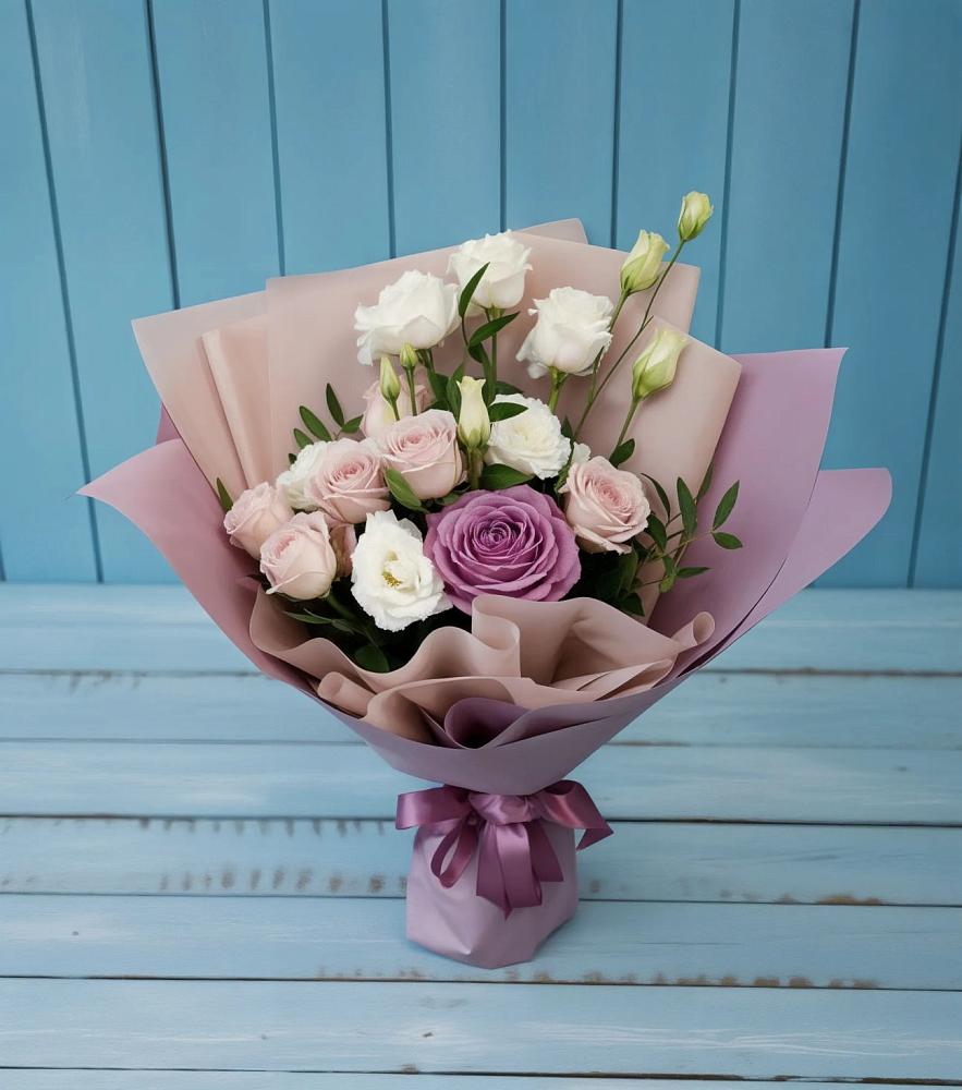 Букет цветов из: Розы и Лизиантусы в Малое Карлино